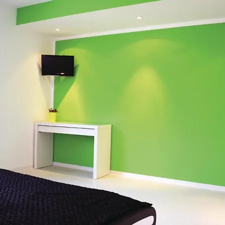 Beautiful In Dessau-rolau With 3 Bedrooms, Sauna And Wifi *